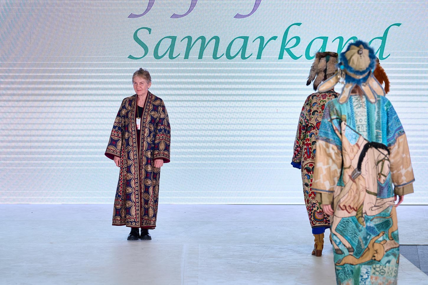 Елена Ладик, основатель и главный
  дизайнер галереи «HAPPY
  BIRD,
  коллекция
  стилизованного костюма «Под покровом небес», Узбекистан, г. Самарканд